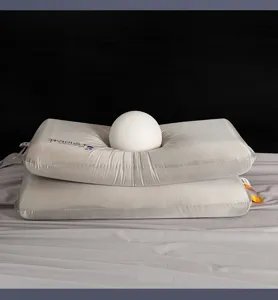 Vista detallada de almohada de espuma viscoelástica de seda fría gris y efecto rebote