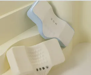 Vista detallada de una almohada ergonómica de espuma viscoelástica con piedras de jade
