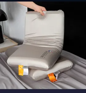 Primer plano de una almohada de espuma viscoelástica de seda refrescante plateada