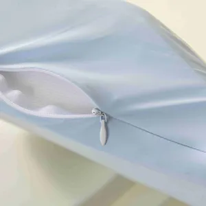 Detalle de primer plano de la cremallera oculta en la almohada cervical azul
