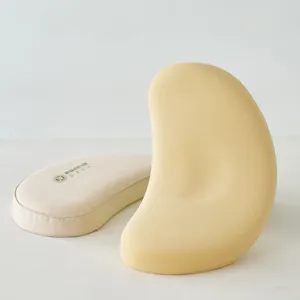 Minimalist ergonomic crescent-shaped children's pillow made of breathable cotton linen