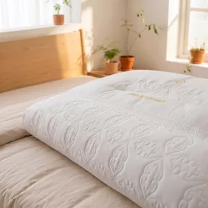 Oreiller cervical en Lyocell Tencel blanc avec motif matelassé et broderie dorée