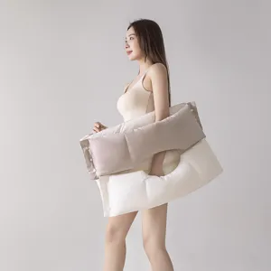 Cuscino cervicale in cotone Classe A con zone staccabili tenuto da una modella