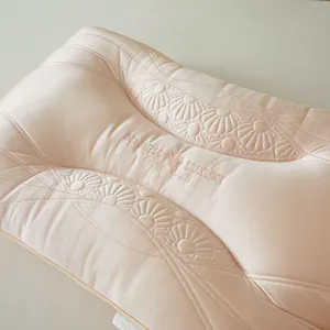 Lussuoso cuscino ergonomico rosa con ricami a conchiglia e finitura satinata