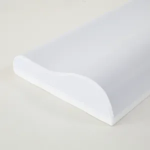 Primer plano detallado que muestra la curva ergonómica de una almohada cervical viscoelástica.