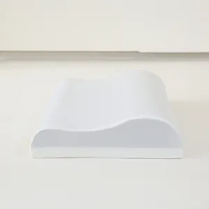 Vista detallada del diseño ergonómico de ondas de la almohada de espuma viscoelástica