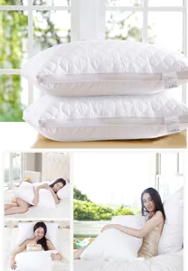 Detalle de almohadas de algodón acolchadas con borde de malla y uso por parte del modelo