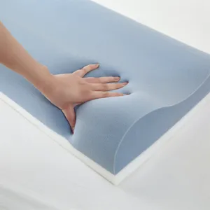 Vista detallada de una mano presionando una almohada de espuma viscoelástica de rebote lento