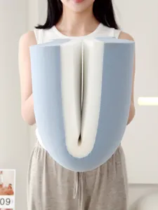 Primer plano de almohada de espuma viscoelástica bicolor mostrando su textura suave y flexible