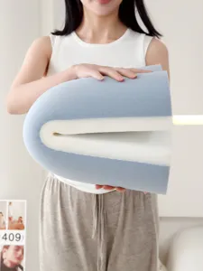 Primer plano de una almohada flexible bicolor de espuma viscoelástica de rebote lento