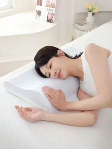 Detalle de una mujer durmiendo cómodamente en una almohada ergonómica de espuma viscoelástica blanca