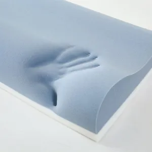 Primer plano de una huella de mano en una almohada de espuma viscoelástica