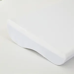 Almohada ergonómica de espuma viscoelástica blanca para soporte cervical nocturno.