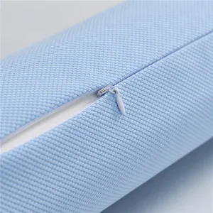 Almohada cilíndrica azul de espuma viscoelástica con textura y cremallera oculta