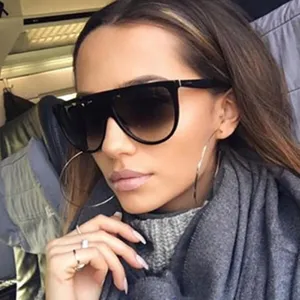 Nahaufnahme eines Models mit klassischer übergroßer Flat-Top-Sonnenbrille mit Verlauf