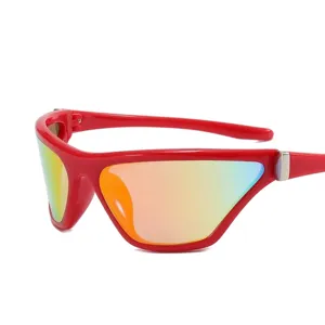 Occhiali da sole sportivi trendy Y2K con montatura rossa accesa e lenti iridescenti