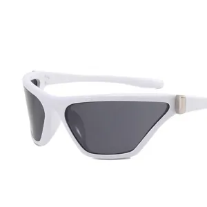 Occhiali da sole sportivi trendy Y2K con montatura bianca e lenti scure per scatti di moda.