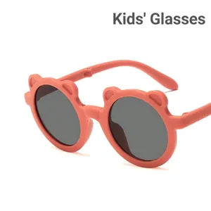 Süße bärenförmige Kindersonnenbrille mit klappbarem rosa Rahmen und dunklen Gläsern