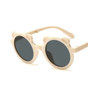 Süße Bärenohren-Kindersonnenbrille mit cremefarbenem Rahmen und UV-Schutz für Babys