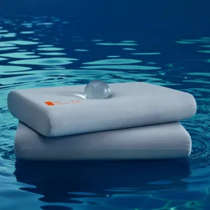 Almohada ergonómica de espuma viscoelástica bio con rebote lento en un entorno de agua azul