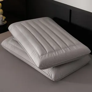 Cuscini in memory foam in cotone trapuntato grigio per un supporto del sonno confortevole