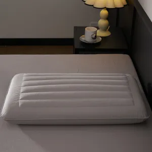 Comodo cuscino ergonomico in memory foam grigio con fodera in cotone trapuntato sul letto