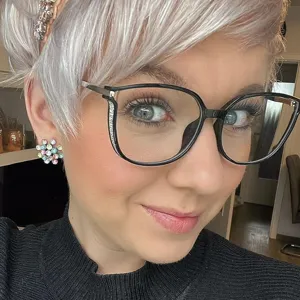 Montatura per occhiali cat-eye nera con accenti di strass glitterati sulle aste