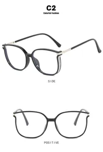 Dettaglio di montature per occhiali da donna cat-eye nere con glitter argento e lenti anti-blu.