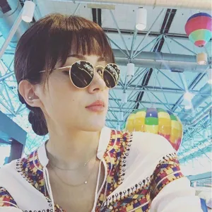 Harajuku retro round metal frame sunglasses worn by model in a lifestyle setting