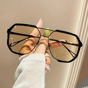 Detailansicht der Damen-Oversize-Sonnenbrille mit schwarzem Rahmen und Farbverlauf