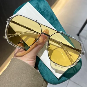 Detailansicht der übergroßen trendigen Sonnenbrille mit gelben Gläsern und Rahmen