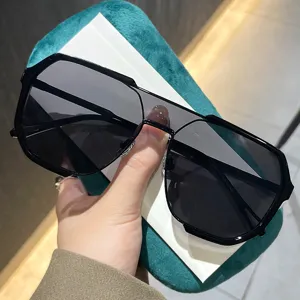 Detailansicht einer trendigen schwarzen Oversized-Sonnenbrille mit dunklen Gläsern