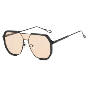 Lunettes de soleil bouclier oversize avec monture noire et verres teintés bruns
