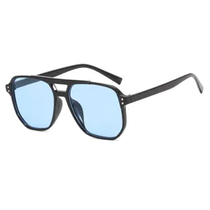 Klassische Retro-Pilot-Sonnenbrille mit Doppelsteg, schwarzem Rahmen und blauen Gläsern