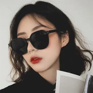 Detaillierte Nahaufnahme einer modischen schwarzen quadratischen Sonnenbrille an einem Modell