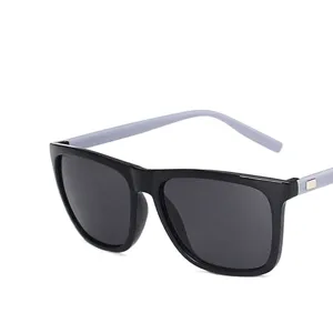 Gafas de sol elegantes para hombre con montura negra y patillas grises para conducir