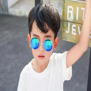Nahaufnahme eines Kindes mit runder Vintage-Sonnenbrille mit blau-grün verspiegelten Gläsern