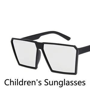 Klassische quadratische Oversize-Sonnenbrille für Kinder mit schwarzem Rahmen und weißen Gläsern