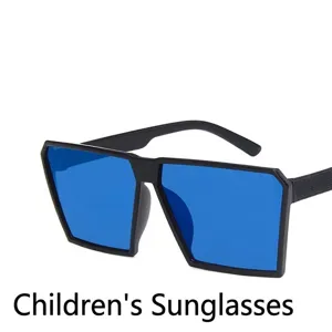 Stylische Oversize-Sonnenbrille für Kinder mit schwarzem Rahmen und blauen Spiegelgläsern
