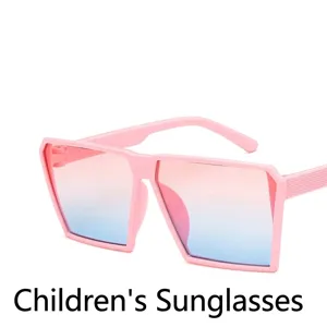 Oversize quadratische pinke Kindersonnenbrille mit stylischen blau-rosa Verlaufsgläsern