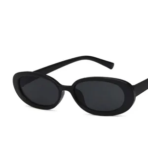 Occhiali da sole ovali neri alla moda con montatura piccola per look retrò