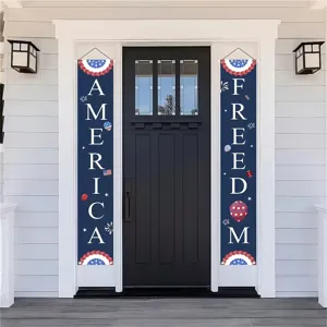 Striscioni per portico per il Giorno dell'Indipendenza con scritte America e Freedom.