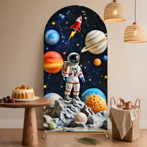 Decoratieve boogachtergrond met astronaut en ruimtethema voor verjaardagsfeestjes