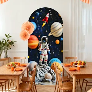 Boogachtergrond met astronauten- en ruimtethema voor decoratie van kinderfeestjes