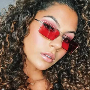 Lunettes de soleil carrées à double pont en métal avec verres rouges tendance sur un modèle