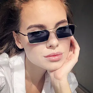 Gros plan sur des lunettes de soleil carrées en métal avec double pont tendance.