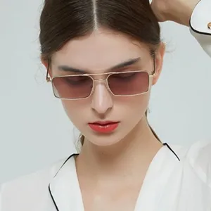 Vue détaillée d'un mannequin portant des lunettes de soleil carrées à double pont en métal