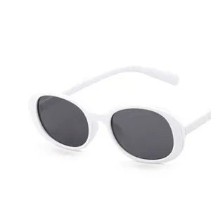 Gafas de sol ovaladas blancas retro con lentes oscuras para un look hip-hop a la moda