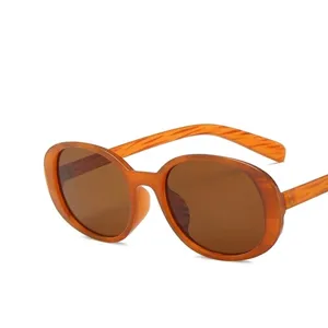 Gafas de sol ovales retro para mujer con montura naranja translúcida y cristales marrones