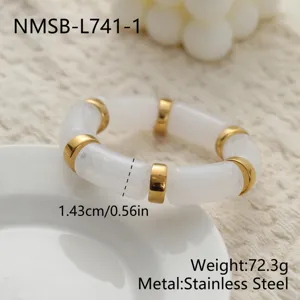 Vue détaillée d'un bracelet en acrylique blanc avec anneaux en acier inoxydable doré